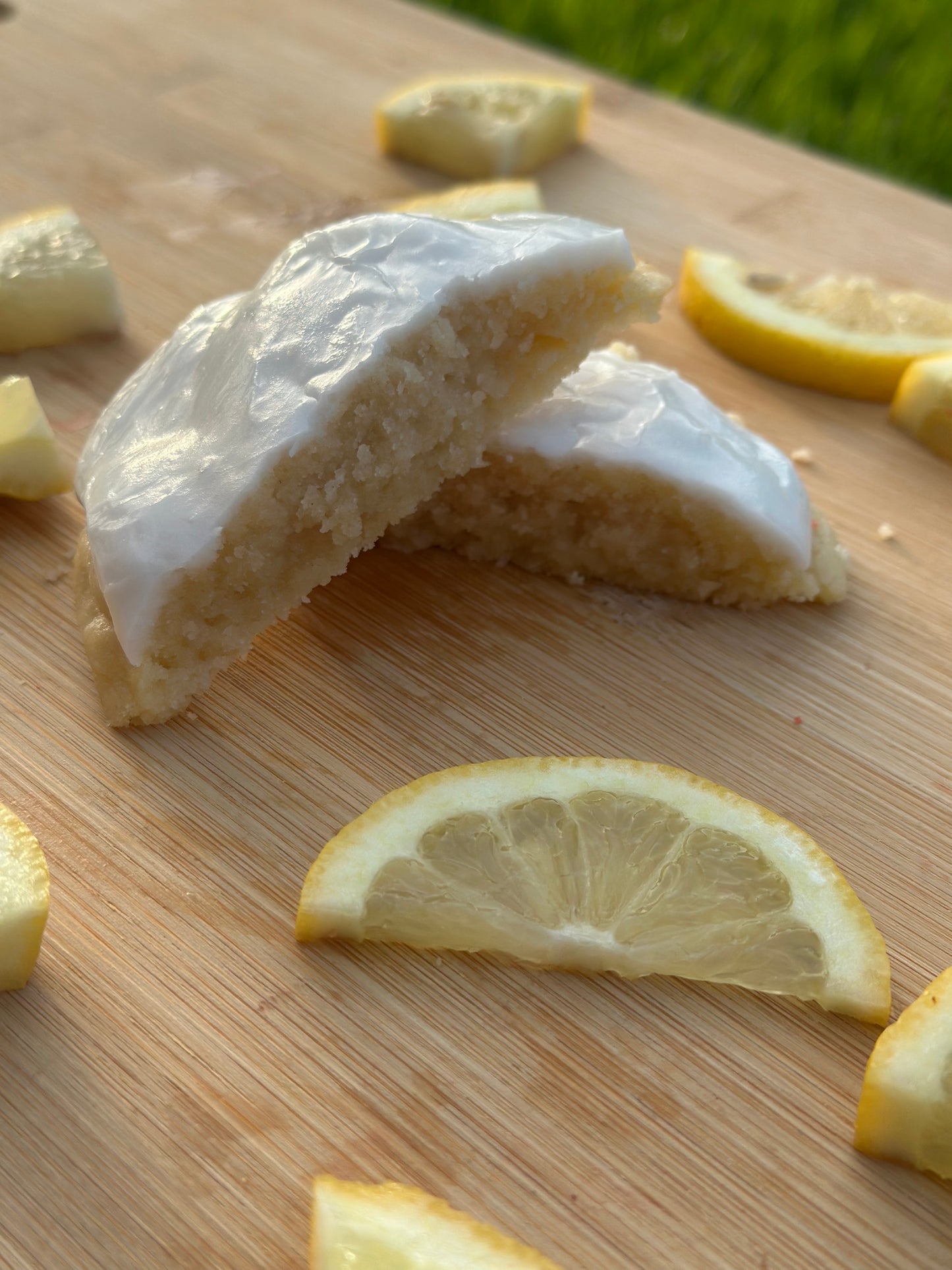 Iced lemon cookie